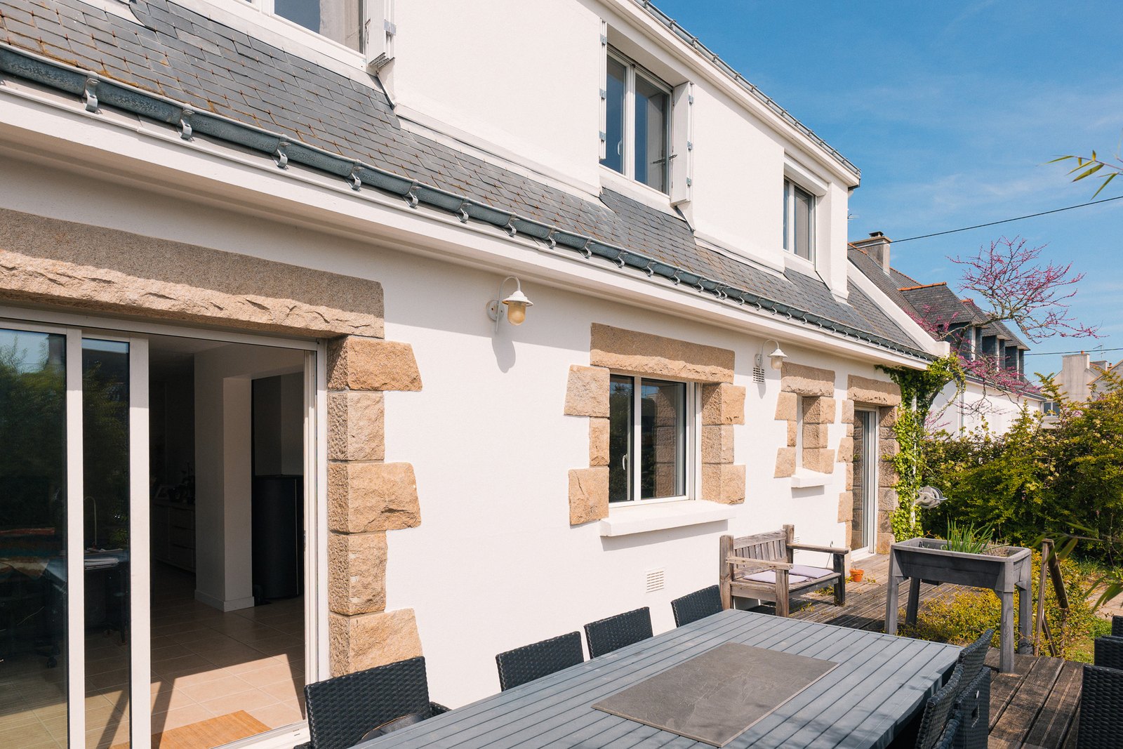 La façade sud et la terrasse en bois
