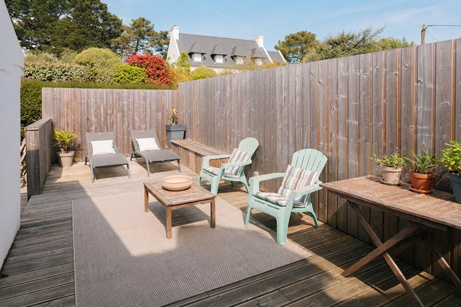 La terrasse en bois close de palissades